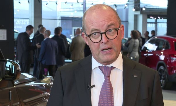 - Преди всичко трябва да кажа, че за миналата година Mercedes отчете 5 процента ръст, до около 2.04 милиона автомобила. Очакваме тази година да е на подобно ниво. Досега изпитвахме недостиг на полупроводници, но ситуацията там се облекчава. Все още изпитваме някои усложнения с доставките, но като цяло веригата се възстановява, така че очакваме търсенето да е на същите нива като през миналата година. 