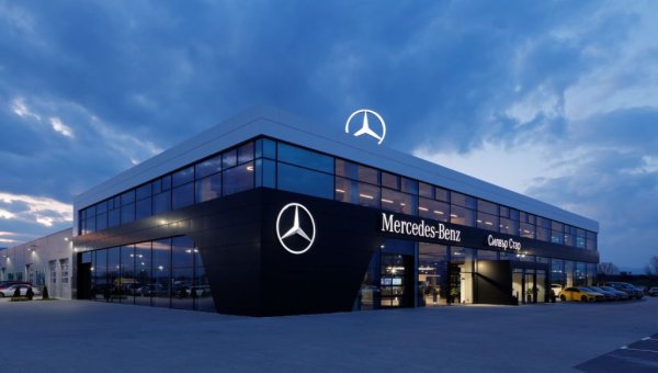 - Потвърждавам това: все повече марки, включително и ние в Mercedes, преминават към агенционен модел. Не толкова заради отстъпките или нещо подобно. При агенционния модел дилърите, наричани вече агенти, имат същите функции, както и досега - да са посланици на марката, да се грижат за клиентите. Но това вече ще става повече чрез качеството на обслужването, а не чрез цени и отстъпки. Процесът на ценообразуване ще се промени. Занапред ние като производител ще решаваме дали да предложим отстъпки за определени модели заради изтичане на жизнения цикъл или нещо подобно. Но клиентите трябва да знаят, че ще има вече една уеднаквена цена, независимо към кой дилър са се обърнали, и ще има повече прозрачност - а това е нещо, което клиентите харесват. 
