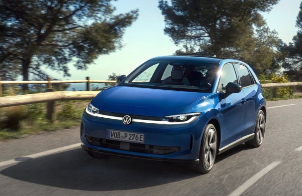 Братовчедът на Raval (двата автомобила са построени на една и съща платформа), Volkswagen ID.Polo споделя механиката с испанския компактен автомобил. Германецът обаче успява да използва още по-добре капацитетът от 52 kWh на батерията, като обявява пробег от 454 км, което ефективност от 8.73 км/kWh.