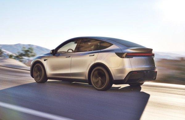 С Tesla Model Y американският производител успя да създаде кросоувър с дължина 4,8 метра и тегло, което е близо две тона. Въпреки че има версии, които надхвърлят обявените 534 км, версията, която консумира най-малко, е Standard с 299 к.с. и 60 kWh батерия. - тя изминава 8.9 км с един kWh енергия.
