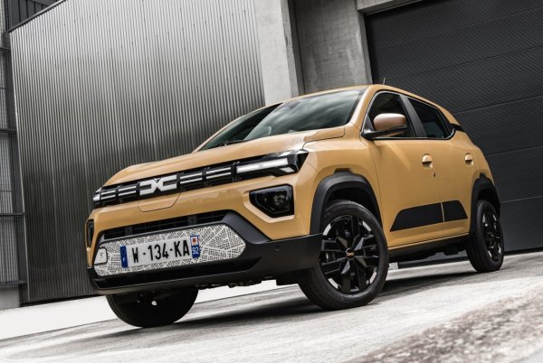 Dacia Spring не е само най-евтиният електрически автомобил на пазара, но и се нарежда на подиума сред най-ефективните с отличния резултат от 9.42 km/kWh, валиден както за версията Express със 71 к.с., така и за Extreme със 102 к.с. И двете имат батерия от 24 kWh и максимален пробег от 226 км.
