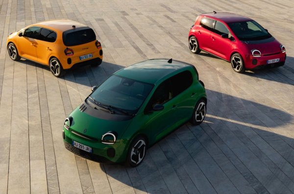 Ретро формите на Renault Twingo E-Tech, които напомнят тези от първото поколение от 90-те години, са особено изгодни и по отношение на потреблението, тъй като френският градски автомобил с мощност 82 к.с. може да измине 9.74 км с един kWh. Малката батерия с капацитет 27 kWh обещава до 263 км пробег.