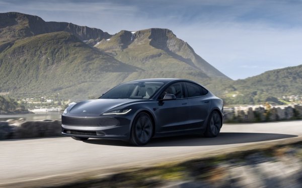 Отличният резултат на сестринския модел - Model Y, става почти изключителен с Tesla Model 3: чрез използване на форми, които по-добре проникват във въздуха, версията  Premium с 320 к.с. постига пробег 750 км благодарение на батерията си от 75 kWh - точно 10 километра за всеки kWh капацитет.