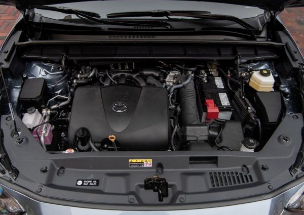 Зад Океана моделът е наличен и с 3.5-литров V6 двигател, който развива мощност от 295 коня.