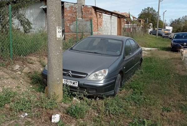 Описание: Лек автомобил марка Citroen, модел - C5, рег.№T1919MT, рама № VF7DCRHZB76466643, двигател № RHZ10DYRL1001E23. Година на производство - 2003., мощност 80 кВт. Активът е в лошо състояние, липсва акумулатор, има двигател, гориво - дизел, не е в движение.

Първоначална цена: 200 лв.
