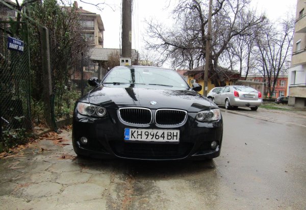 Описание: Лек автомобил марка BMW, модел 320 Cabrio, рег.№ KH9964BH, рама № WBAWK71080P298698, двигател № N43B20AAA314I570. Година на производство - 2009. Лекият автомобил е в движение в добро външно състояние и е технически обслужен. Двигател - бензин. Мощност - 125 кВт.

Първоначална цена: 8250 лв.
