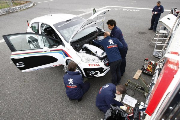 Peugeot 208 R2 Rally Car