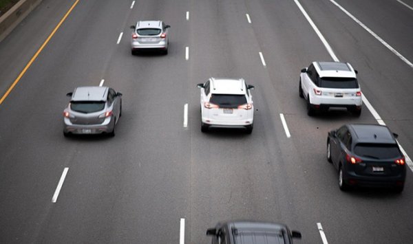 Ресурсът на мотора се съкращава и от недостатъното му натоварване, ко лкото е на по-малко лошо от претоврането. При флегматичноткаране при ниски обороти с ранна смяна на предавките температурата в горивните камери н винаги достига оптимални стойности. Резултатът е отлагания по стените на цилиндъра, свещите и бутала. 

Всичко това води до възникване допълнителни проблеми със стартирането на двигателя, а някои случаи и до отказ на сензора в изпускателната система, както и повреда на скъпия катализатор. 
