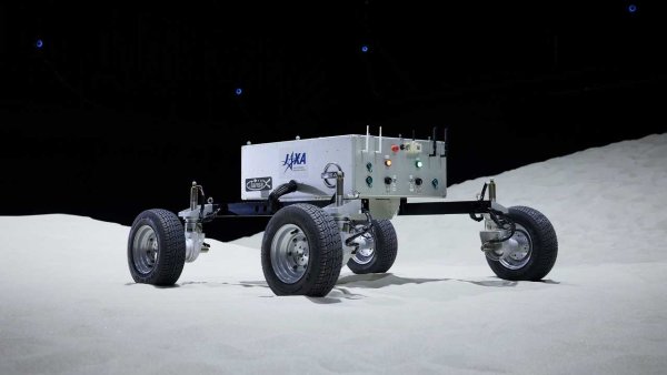 Тук мащабът е по-малък &ndash; компанията Nissan съвместно с японската космическа агенция JAXA е създала не пълноценен луноход, а само негоата ходова част. Това са 4 колела, всяко от които има собствен електромотор и може да завива независимо от останалите. Задачата му е да не заседне на покритата с прах повърхност на Луната.

За управление на тази машина ще се използва системата e-4ORCE, която се поставя на електрическия кросоуър Nissan Ariya. Все още не е ясно дали това е само чист маркетинг или в Nissan действително са готови с алгоритми, които да се справят с истинска космическа мисия.