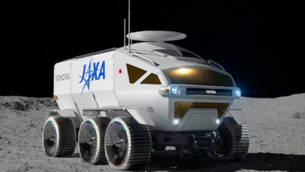 Щом има Land Cruiser, значи би трябвало да има и Lunar Cruiser! Явно така са разсъждавали в Toyota при създаването на 6-колесния всъдеход, чиято предна част напомня тази на класическия модел FJ40. И това не е единственият паралел със &bdquo;земния&ldquo; модел &ndash; японците твърдят, че в лунохода ще бъдат използвани технология от водородния седан Toyota Mirai, като пробегът с едно зареждане може да надхвърли 10 000 км.

Това може да изглежда като фантастика, но проектът вече беше анонсиран от японската космическа агенция JAXA, като предвижда подобни машини да кацнат на Луната в края на десетилетието. И ако това стане, Toyota ще бъде първият производител, който ще изпрати извън пределите на Земята превозно средство с напълно херметизирана кабина, тоест в нея ще може да се седи без скафандър.