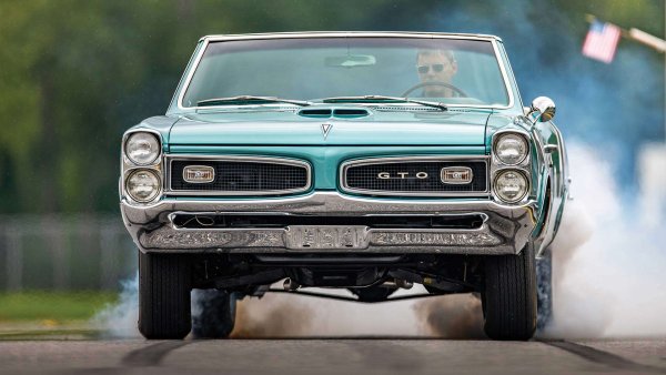 Това е моделът, който даде тласък на лудостта по muscle-cars в края на 60-те години на миналия век и затова има своето място в галерията. През 1966 г. GTO става отделен модел в гамата на марката, а не допълнителен пак за Pontiac LeMans. Променени са както каросерията, така и V8 двигателя с обем 6,4 литра. Купувачите все още могат да избират между купе и кабриолет. 