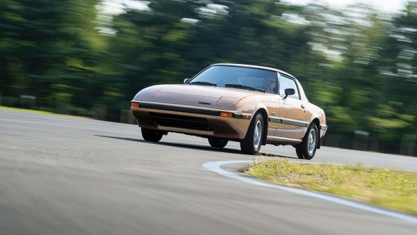 Друг автомобил, който намира интерес сред феновете, е първото поколение на Mazda RX-7. Когато беше пуснат на пазара през 1979 г., неговият роторен двигател направи буквална революция в света на спортните автомобили. В сравнение с конкурентите, предлагани на американския пазар, едно компактно купе, което се развърта до 7000 оборота в минута, вдигна много шум. Произведено в големи количества, със значителен успех в САЩ, така че купувачите имат голям избор.