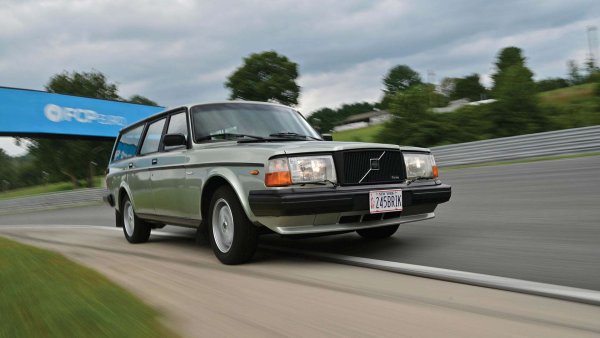 Серията 200 на Volvo утвърди марката като забележителен производител на комбита. Заедно с вариантите седан и купе, през периода 1974-1993 г. са произведени повече от 2,8 милиона екземпляра от серия 200. Според Hagerty, предлаганото на американския пазар Volvo 245, задвижвано от четирицилиндров бензинов двигател, е забележителен автомобил. В Щатите екземпляр в отлично състояние струва 15 500 долара.