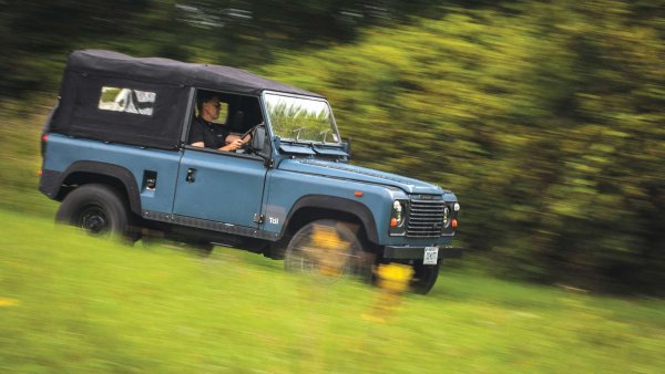 Оригиналният Defender бързо се превръща в култово превозно средство в САЩ. Интересът към всъдехода е огромен, като през 2020 г. неговата стойност се е покачила с 26%, а причината е слабото предлагане на местния пазар. От това се възползваха британски фирми, които бързо доставиха коли нв САЩ. Те са с десен волан, но и това не притеснява феновете на модела, чиито цени продължават да растат.