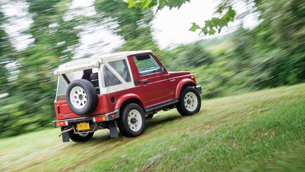 Това всъщност е второто поколение Jimny за японския вътрешен пазар, като в Щатите то е известно под името Suzuki Samurai. Притесненията за потенциални злополуки при преобръщане по-късно намалиха търсенето, но Samurai все още е относително лесен за намиране на пазара на употребявани автомобили. Ниските цени доведоха до това, че Samurai се превърна в любимец на по-новото поколение.