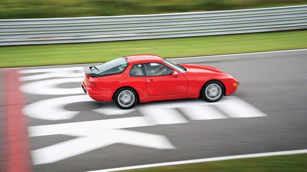 Porsche 968 има страхотна репутация заради впечатляващото си пътно поведение. Под капака му е поставе 3,0-литров двигател с 4 цилиндъра, развиващ 237 к.с., но по-впетляващо е управлението му. Според Hagerty, цените на 968 са се повишили със 139% между 2016 г. и 2021 г. Това го поставя далеч пред класическите Porsche 911 и сочи към непрекъснато нарастващо търсене на този автомобил. 