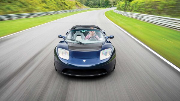 Готови ли са електрическите автомобили да бъдат признати за ретро спортни автомобили? В Hagerty определено смятат така, като посочват оригиналния Tesla Roadster. Базирано на шасито на Lotus Elise, първото поколение Roadster предлага бърза производителност и динамично управление. Недостатъците включват малък пробег в сравнение с най-новите електромобили, но това не е фатално, тъй като класиките се карат по-малко.