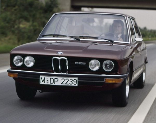 Първото поколение на легендарната пета серия на BMW се оказа един от най-аскетичните автомобили в своя клас. Но само на пръв поглед. Тесният заден диван и простият, но стилен преден панел, демонстрираха известна липса на лукс.