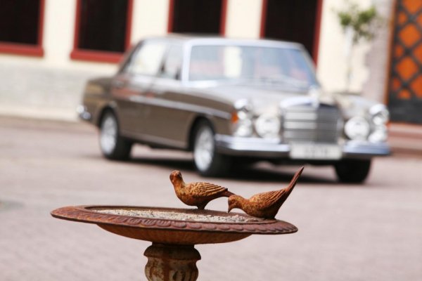 Mercedes-Benz 300 SEL 6.3. Автомобилът е възстановен от тунинг студиото Vath 