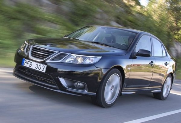 Saab винаги обичаше да се чувства като спортен автомобил и това отлично му се отдаваше. В най-готиния 9-3 имаше задвижване на четирите колела, V6 двигател с мощност 280 коня и ръчни скорости.