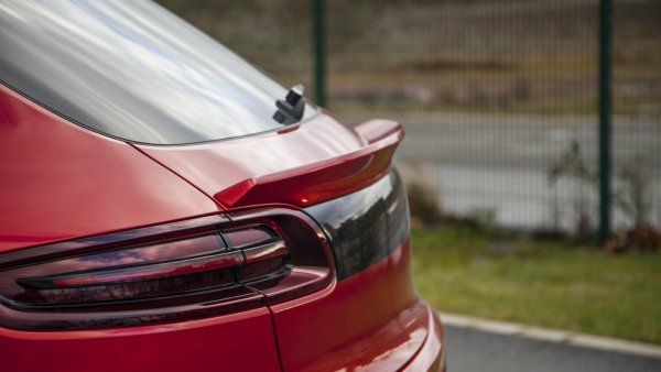 Porsche Macan с оптичен пакет от Prior Design