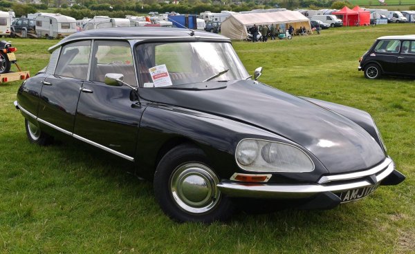 В своето време разкошният Citroen DS до голяма степен определяше тенденциите в развитието на цялата автомобилна индустрия. Задвижването на предните колела бе революционно начинание, но пневматичното окачване накара конкурентите направо да плачат. А фаровете с въртящите се светлинни елементи? Фантастично!
