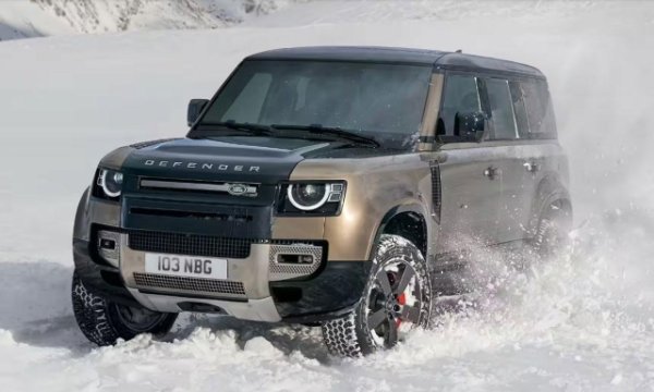 На европейските пазари обикновено се предлагат пет версии на Land Rover Defender 110 3.0 с 250 к.с. Те включват задвижване на четирите колела, автоматична скоростна кутия и мека хибридна дизелова система. В допълнение към основната S версия гамата прогресивно нараства в комфорт и производителност с опциите Se , &nbsp;X - Dynamic Se , &nbsp;X - Dynamic Hse и Xs Edition .&nbsp;

Според декларираното от британската компания този модел достига максимална скорост от 188 км/ч и може да ускори от 0 до 100 км/ч за 8,3 секунди. Разходът на нафта не е малък - &nbsp;8,5 л/100 км. &nbsp;Каталожната цена до ключ започва от 74 100 евро за версията S, докато за горната част на гамата &nbsp;X - Dynamic Hse, ви трябват 92 300 евро.