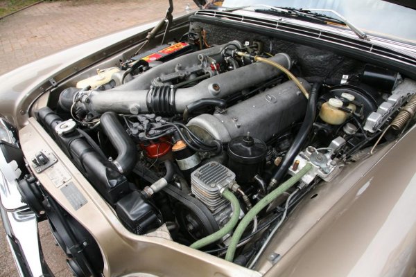 Mercedes-Benz 300 SEL 6.3. Автомобилът е възстановен от тунинг студиото Vath 