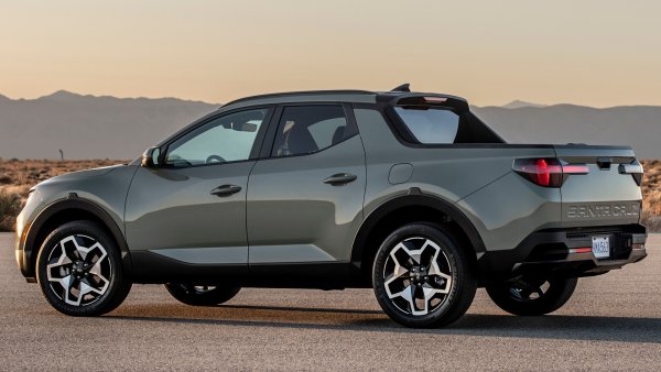 С комфорта и характеристиките на кросоувър и полезността на малък пикап, Hyundai Santa Cruz носи нов избор в пренаселения SUV-сегмент в това, което Hyundai нарича Sport Adventure Vehicle. Santa Cruz се разпознава лесно по стилната си предна част, която включва характерно осветление, скрито в решетката, което става видимо само когато автомобилът е включен. 