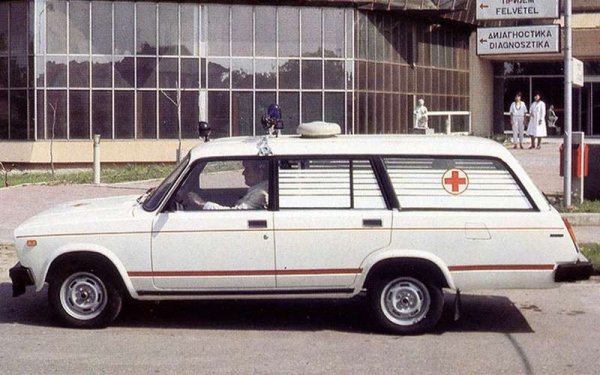 Както вече споменахме, експортните ВАЗ за страните от Източния лагер почти не се отличават от продаваните в самия СССР. Не така обаче стоят нещата в Югославия - там не само се изнасят по-специални версии, но и допълнително се преоборудват. Създадено е цяло държавно предприятие за преправяне на лади и превръщането им в линейки, катафалки и каквито други специални модели са необходими. На снимката е югославска модификация, ползвана като линейка в Унгария
