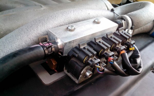 Начин да се предотврати това е да се отопляват компонентите на АГУ. Има три различни метода за това, достъпни в зависимост от двигателя:
- Може да се подмени старата мембрана в редуктора, която в студовете се втвърдява прекомерно, с нова. 
- Може да се доведе топлина от охладителната система на двигателя за отопляване на редуктора и/или дюзите. Това се прави паралелно на системата за отопление на салона, но не намалява прекалено много капацитета й. На снимката е показан един от вариантите. 
- Редукторът и дюзите могат да се изолират, но задължително с негорими изолационни материали. 
