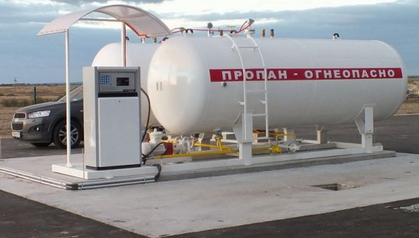 Внимавайте с качеството на газа. Надеждните газостанции през зимата предлагат специална смес за ниски температури, в която обичайната пропорция - 35-40% пропан и 60-65% бутан - се променя до 60:40 в полза на пропана (в някои северни държави - и до 75% пропан). Причината е, че пропанът има много по-ниска температура на кипене - минус 42 градуса по Целзий, докато бутанът още при минус 2 градуса става течен. 
