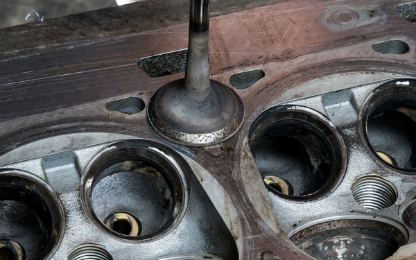 Изпускателните клапани например са особено уязвими - на снимката виждате какви язви по метала са предизвикали около 80 000 км на газ. Това намалява значително ресурса на двигателя. През зимата пораженията са най-сериозни. 
Решение има, разбира се - просто клапаните и направляващите втулки трябва да се заменят с други, по-устойчиви на висока температура. При колите с фабрични АГУ това се прави още в завода. 

