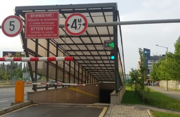 В текущата ситуация това не е особен проблем, разбира се. Но и когато нещата се нормализират, автомобилите с газови уредби нямат право да паркират в подземните паркинги. Причината е, че пропан-бутанът е по-тежък от атмосферния въздух и при утечки се утаява под него, създавайки сериозна пожарна опасност. А тъкмо през зимата притегателната сила на мола и подземния му паркинг е най-голяма. 
