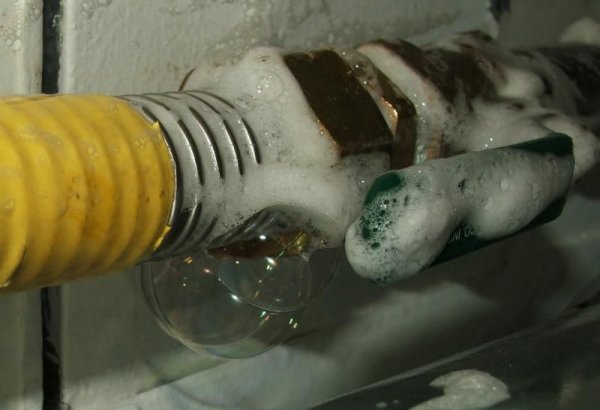 Карането на газ е напълно безопасно, ако се спазват някои правила. Но все пак шофьорите трябва да внимават и да следят за възможни утечки. Противно на всеобщото мнение, пропан-бутанът няма почти никаква миризма. Тъкмо затова към версиите му за автомобилна и битова употреба се добавя специален ароматизатор - етил меркаптан (CH3CH2SH). Точно от него идва ароматът на развалени яйца. 
Ако усетите този неповторим дъх, търсете утечката със сапунен разтвор като този, който децата използват да правят мехурчета. Принципът е същият.
