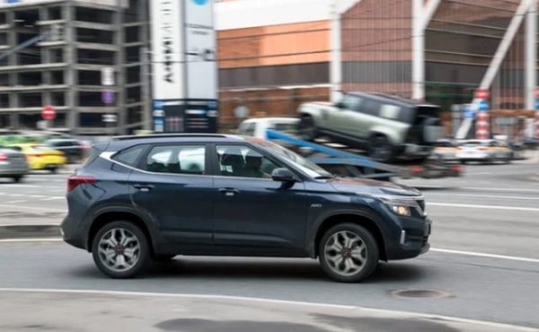 Kia Seltos е SUV, чиято цена започва от около долара 27 000, като се предлага със сензорен дисплей и сателитно радио SiriusXM. Има също така релси за багажник на покрива, решетка Nightfall Edition и 18-цолови лети джанти.