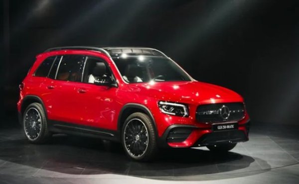 Mercedes-Benz GLB е компактен SUV, който побира до седем души, като цената му на американския пазар стартира от 40 000 долара. Моделът се предлага  със стандартни двойни 7-инчови или 10,25-инчови екрани, а централният дисплей е сензорен.