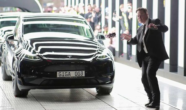 2021 бе годината на големия пробив на Tesla - компанията най-сетне успя да постигне печалба в съществени размери, и то най-вече от основния си автомобилен бизнес, а не от търговията с емисионни квоти, както бе досега. Според неодитирания доклад на компанията общите й приходи за годината са 53.8 милиарда долара, със 71% повече от предходната година, като приносът на продадените емисионни квоти е само около 1.5 милиарда. Нетната печалба достига 5.52 милиарда долара (почти 5 млрд. евро), с впечатляващите 665% повече от 2020 година. Печалбата на акция е 4.90 долара. 
