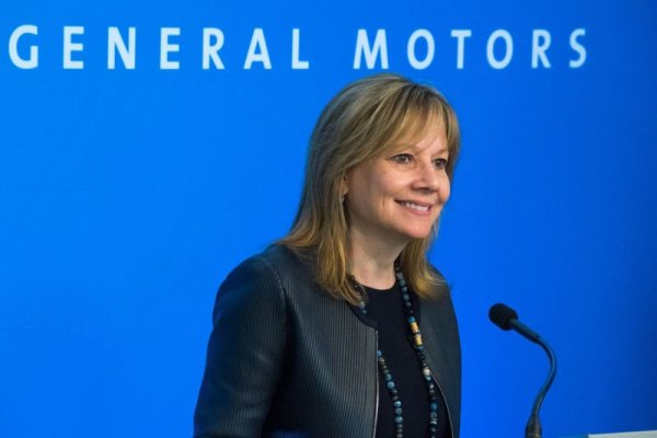 В недотам далечното минало General Motors бе най-големият автомобилен производител в света, с доста над 10 милиона продадени автомобила годишно. След кризата през 2008-2009 новият мениджмънт реши да свие драстично компанията, окастряйки недотам доходните производства и региони. Първият резултат от това е, че през 2021 гигантът от Детройт е продал едва 6.3 милиона автомобила. На ключовия американски пазар продажбите падат до 2 милиона автомобила, с 13% по-малко от 2020, и за пръв път от 90 години насам GM не е най-големият производител в САЩ, изпреварен от Toyota.
