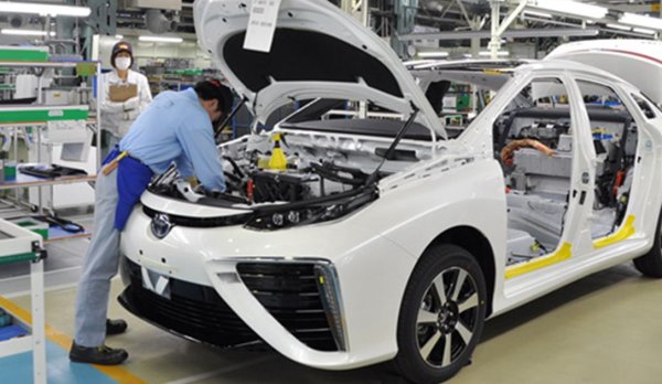 От дълги години японският гигант е неизменен лидер в класацията за най-големи печалби в автомобилния сектор. 2021 година ще сложи точка на това. 
И за Toyota фискалната година приключи в края на март, така че обобщените резултати ще дойдат по-късно. Но на базата на първите три тримесечия японците прогнозират приходи от 29.5 трилиона йени и нетна печалба от 2.49 трилиона (18.4 млрд. евро). Това е ръст от 11% на годишна база - но не е достатъчно за първото място. Печалбата на акция се очаква да е 179 йени (1.32 eвро).
