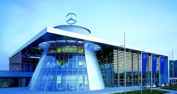 Германският гигант се деконсолидира през миналата година и вече се състои от две отделни компании: Mercedes-Benz за леките автомобили и Daimler Trucks за тежките. Двата бизнеса бяха под един покрив повече от век, но се отделиха, за да ускорят прехода към електрическо и автономно задвижване. 
Продажбите на автомобили са намалели през 2021 - общо 2.75 милиона, срещу 2.84 милиона през 2020. Леките коли са 1.94 милиона, като 49% от тях се падат на SUV гамата. 
