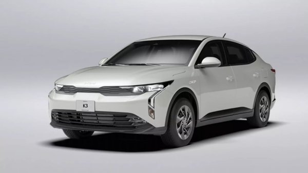 Корейците решиха да направят от модела K3 наследник на Kia Rio, като семейството се предлага под формата на седан и хечбек. Първият пазар беше Мексико, но напоследък моделът се предлага в Близкия изток. Kia не бърза да разкрие всички карти, като рекламира само "спортната" версия на GT-Line с пълна LED оптика, оригинален комплект от външни детайли, люк и двуцветен "цифров" интериор. Такъв вариант с 3 врати струва 23 000 долара.