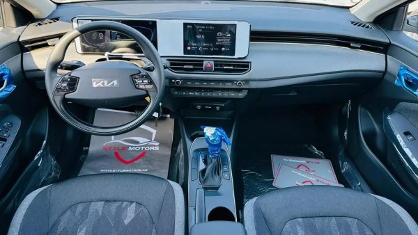 Базовата версия с "механика" се продава за 14 500 долара, като такава кола има мигачи в калниците, антена в стар стил, без LED елементи и 15-инчови стоманени джанти, като изборът на цветове е ограничен. 