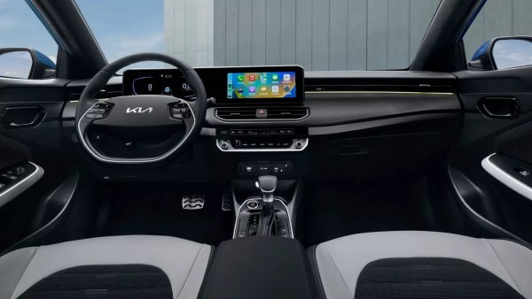 Още по-зле е основният вариант за ОАE (негови снимки липсват), който разчита на 1,4-литров атмосферен мотор, съчетан с автоматична скоростна кутия. Интериорът е от плат, ръчната спирачка е класическа, огледалата се сгъват ръчно, двигателят се стартира с ключ, монтирани са конвенционален климатик и опростена медийна система с 8-инчов сензорен екран.