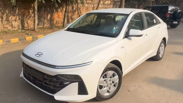 При този модел търсенето на ниска цена е напълно обяснимо, тъй като той е насочен основно за пазара в Индия. Интересното в случая е, че базовата му версия се появи едва две години след излизането на модела, като на официалния сайт на корейския производител тя не се предлага. Най-простата Verna разчита на обикновени светлини, има мигачи в калниците и стоманени джанти, като това обяснява и цената - под 15 000 долара.