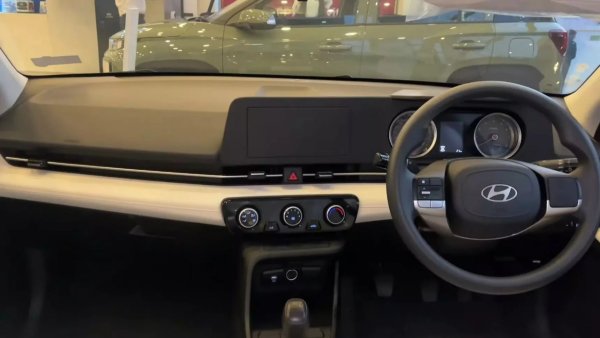 В кабината има черен пластмасов модул вместо сензорен екран на медийната система, аналогови инструментален приборен панел, многофункционален волан с минимум функции и климатик с обикновени шайби. В първоначалната конфигурация 6-степенна "ръчна" се комбинира с атмосферен двигател 1.5. 