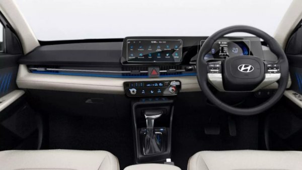 Топ-версията разполага с комбинация от 1.5 турбо двигател и "робот", двойка 10.25-инчови екрани, кожена тапицерия, аудио система Bose с осем високоговорителя, контурно осветление, вентилация и отопляеми предни седалки, както и адаптивен-круиз контрол с функция за автоматично спиране. Цената достига 23 500 долара.