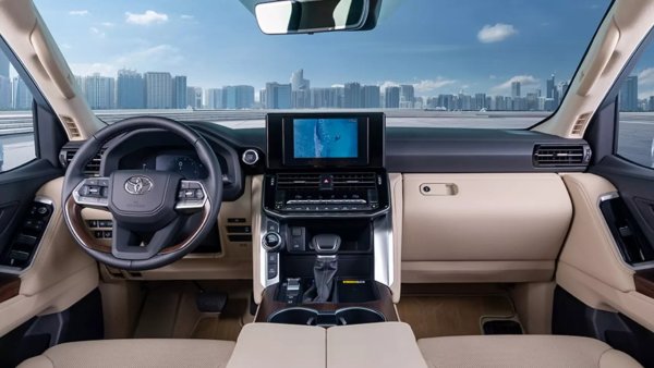 Най-простият Land Cruiser 300 има текстилен интериор, медийна система с 8-инчов екран. В салона може да се видят остарели дървени вложки с лак, а арматурното табло е опростено - 7-инчово. Такъв Land Cruiser 300 струва от 65 000 долара.