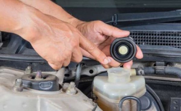 За неопитни шофьори такъв недостатък в състоянието на автомобила като нивото на работната течност под минималното ниво може да изглежда глупост. Недостигът на някоя от тези течности обаче може да доведе до катастрофа за колата и нейния собственик. Или най-малкото впечатляваща сметка за ремонт, необходимостта от която ще възникне след внезапна повреда на нещо важно по автомобила.

Например, пропуснатият момент на доливане на двигателно масло, който може да се консумира по-активно от двигателя с възрастта и износването, е изпълнен с дълги и скъпи ремонти или подмяна на буталната група, както и на коляновия вал. Падащото ниво на охлаждащата течност в разширителния съд е опасно поради прегряване на двигателя и изкривяване на главата на цилиндъра, което също не се коригира бързо или евтино.

Намаляването на нивото на спирачната течност поради пукнатина в резервоара, теч в тръбопровода или спукан спирачен цилиндър е заплаха за безопасността на водача и пътниците по време на пътуване.
