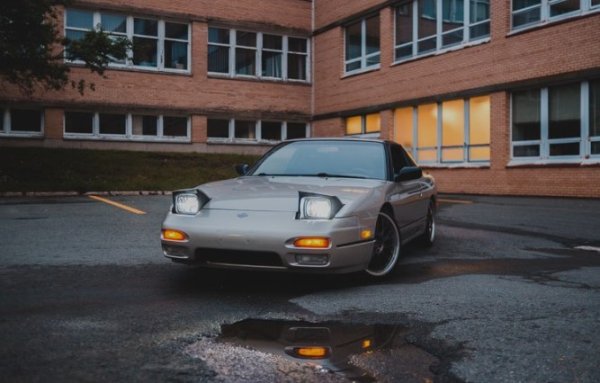 Дори микропукнатина понякога е достатъчна, за да започне да изтича гориво от маркуча за гориво или през корпуса на резервоара, който за леките автомобили, поради сложността на формата си, отдавна е изработен от специална пластмаса. Не е трудно да се досетите какво ще се случи, когато капка бензин попадне в гореща част от изпускателната система или когато тополов пух, запален от хулигани, бъде издухан под кола с теч от горивопровод.

Затова си струва да вземете сериозно появата на петна от технически течности под колата си на паркинга. А когато по някаква причина автомобилът се окаже на подемник в сервиз е препоръчително да се провери състоянието и целостта на маркучите, тръбите и тръбите, минаващи под дъното, като се обърне внимание на локалните течове. И не забравяйте, че бензинът не е единствената техническа течност в автомобила, която може да се запали.
